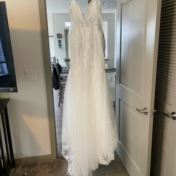 Brand new Azazie Leonie Wedding dress. Size WD14 Never worn. - Picture 6 of 8